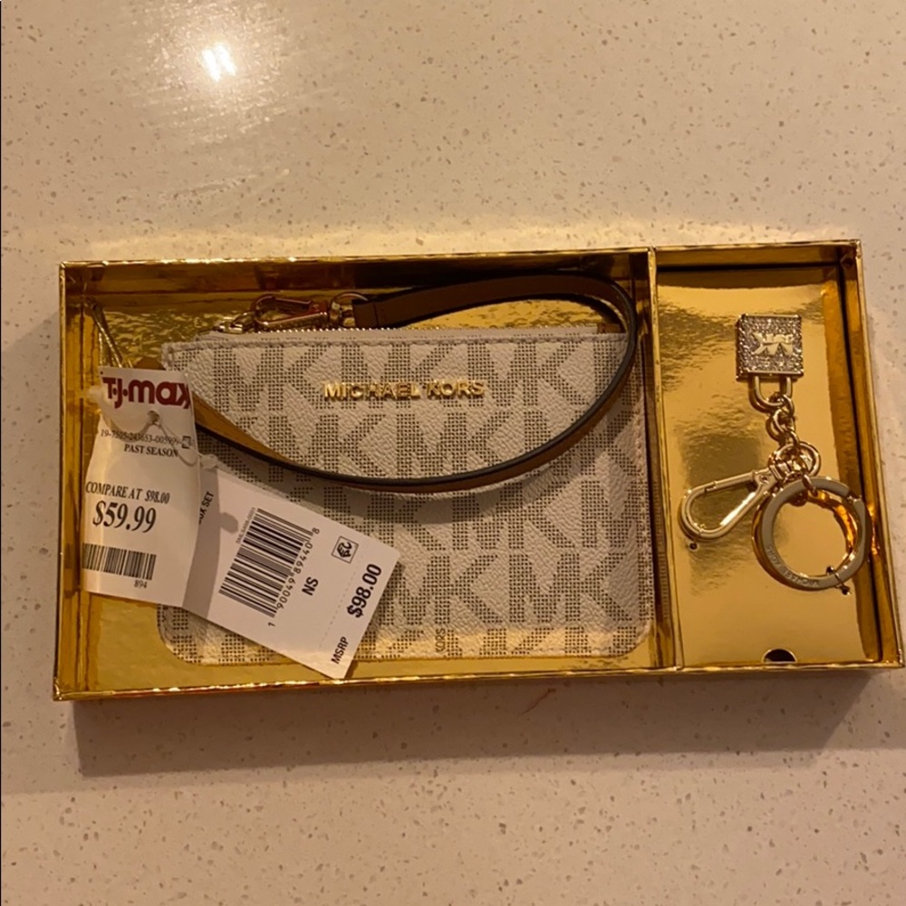 Wristlet white and beige with gold acdents